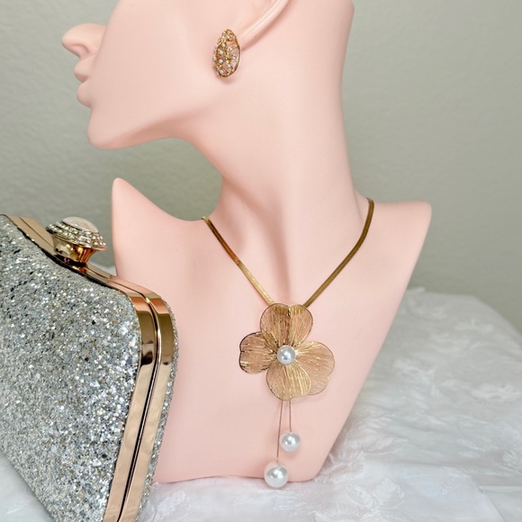 ⚜️ Elegant Gold Floral Necklace with Pearls - Picture 3 of 6